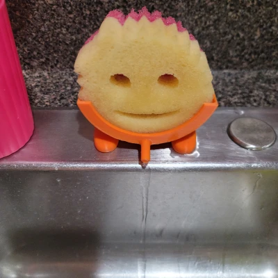 Giá Đỡ Scrub Daddy Đang Tiểu Tiện