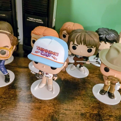 Đế Đựng Funko Pop Stranger Things - Hệ Thống Kẹp Cạnh & Chốt Khóa Tùy Chỉnh