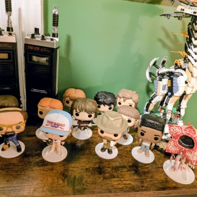 Đế Đựng Funko Pop Stranger Things - Hệ Thống Kẹp Cạnh & Chốt Khóa Tùy Chỉnh