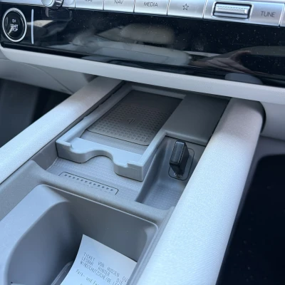 Giá Đỡ Sạc Không Dây Cho iPhone 16 Pro Trên Xe Hyundai Ioniq 6