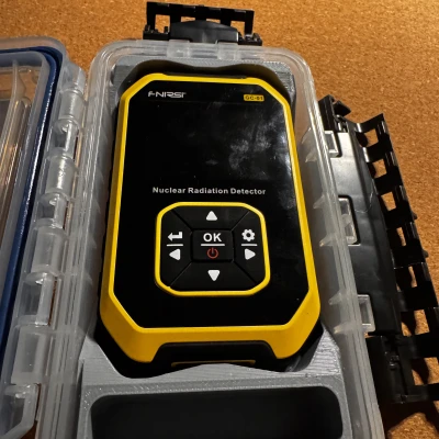 Khay Đựng Plano StowAway 3400 cho Máy dò Bức xạ Hạt nhân FNIRSI GC-01 + Tổ chức Cáp USB