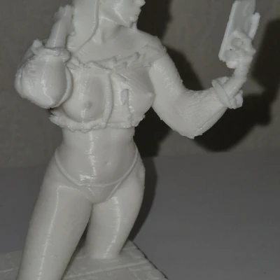 Cô Gái Sexy Cầm Điện Thoại