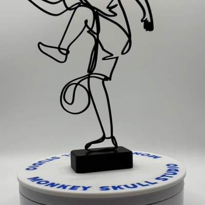 Tác phẩm điêu khắc nghệ thuật đường nét cầu thủ bóng đá