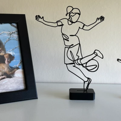 Tượng Điêu Khắc Line Art Nữ Cầu Thủ Bóng Đá