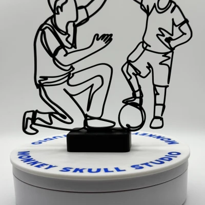 Tượng điêu khắc Line Art Người cha và Con trai Cùng Chơi Bóng Đá