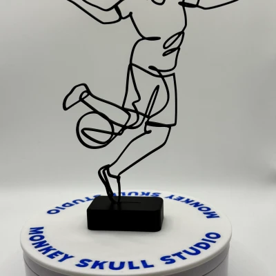 Tượng Điêu Khắc Line Art Nữ Cầu Thủ Bóng Đá