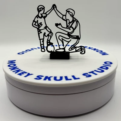 Tượng điêu khắc Line Art Người cha và Con trai Cùng Chơi Bóng Đá