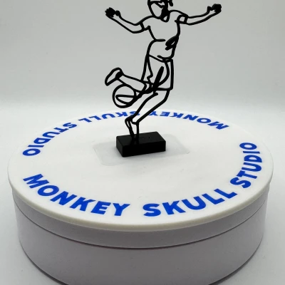 Tượng Điêu Khắc Line Art Nữ Cầu Thủ Bóng Đá