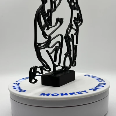 Tượng điêu khắc Line Art Người cha và Con trai Cùng Chơi Bóng Đá