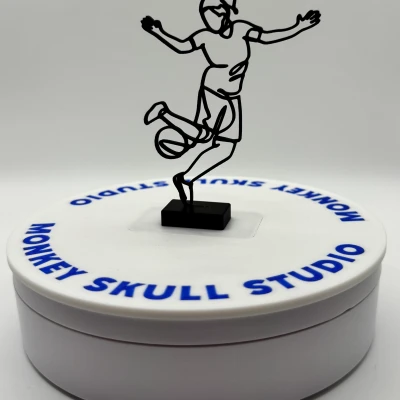 Tượng Điêu Khắc Line Art Nữ Cầu Thủ Bóng Đá