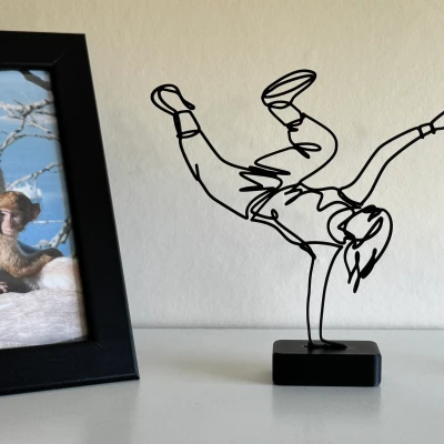 Tác Phẩm Điêu Khắc Line Art Vũ Công Đường Phố