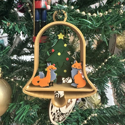 Chuông Noel với cây thông và cáo