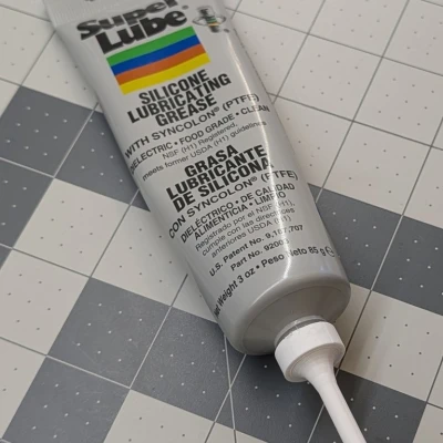 Đầu phun mỡ silicone SuperLube - giúp bôi trơn trục vít me dễ dàng hơn