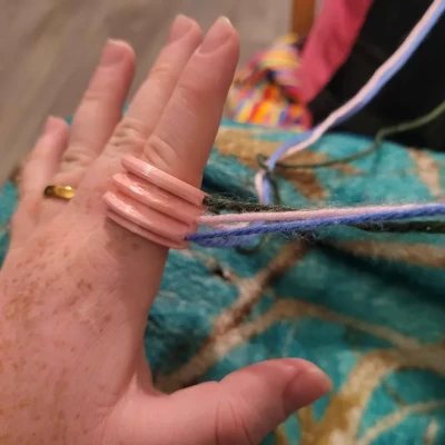 Nhẫn Giữ Len Đan Họa Tiết Màu