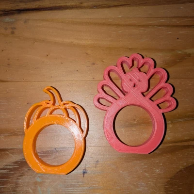 Vòng Giữ Khăn Ăn Lễ Tạ Ơn: Bí Ngô, Lá Mùa Thu và 2 Chú Gà Tây