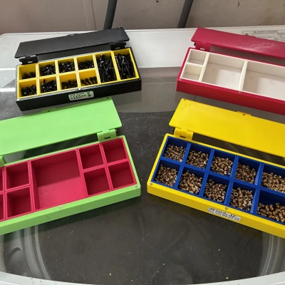 Hộp chia ngăn đựng ốc vít hoặc các chi tiết nhỏ