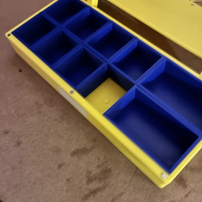 Hộp chia ngăn đựng ốc vít hoặc các chi tiết nhỏ