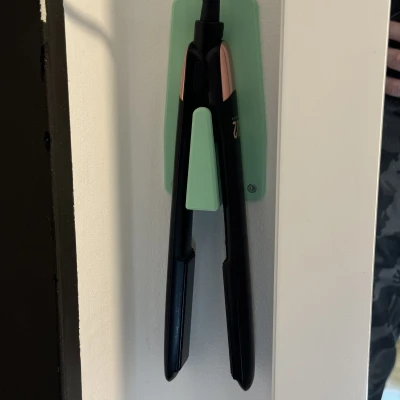 Kệ treo tường máy duỗi tóc tốt hơn