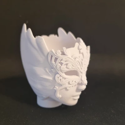 Mặt nạ trang trí làm chỗ cắm bút/kẹo