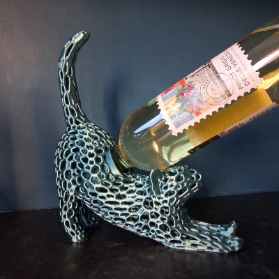 Chỗ để rượu hình mèo đang vươn vai