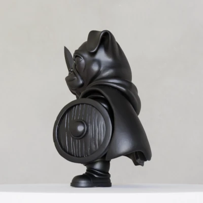 Chó Pug đội kiếm và khiên