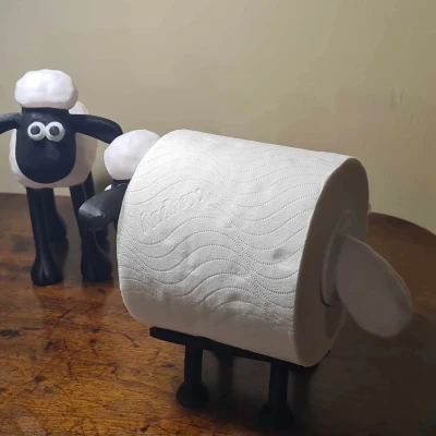 Cừu Shaun "lăn" trên giấy vệ sinh