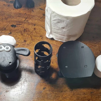 Cừu Shaun "lăn" trên giấy vệ sinh