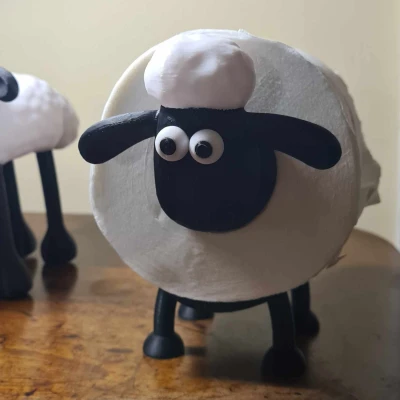 Cừu Shaun "lăn" trên giấy vệ sinh