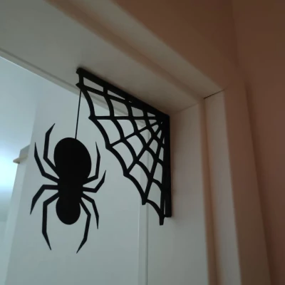 Mạng nhện trên khung cửa