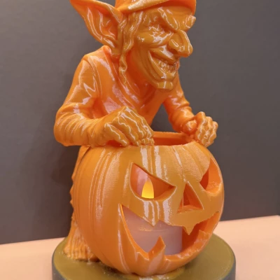 Yêu tinh Halloween với quả bí ngô