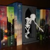 Mô Hình Hộp Sách Bộ Xương "Skeleton Book Nook" - Thumbnail 1
