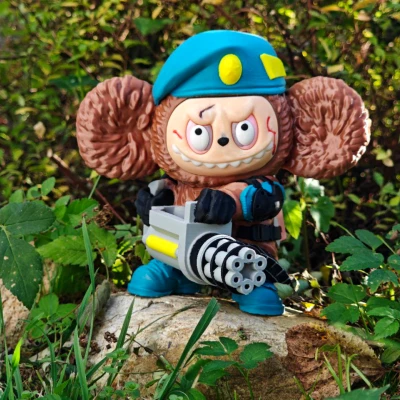 Mô hình Laburator - Cheburashka Labubu với súng minigun