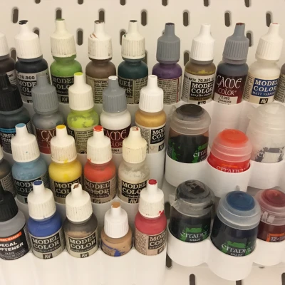 Giá đỡ chai sơn Skadis