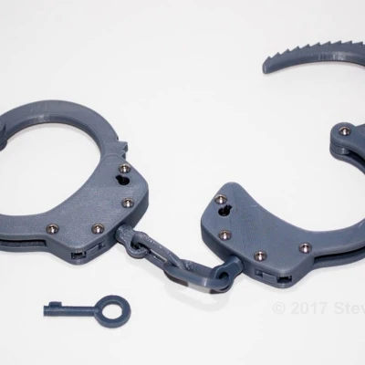 Còng tay chân thực