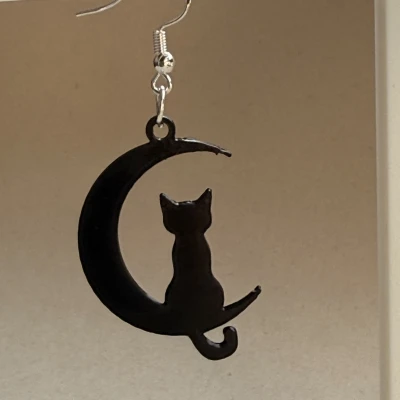 Bông Tai Mèo Và Trăng Lưỡi Liềm