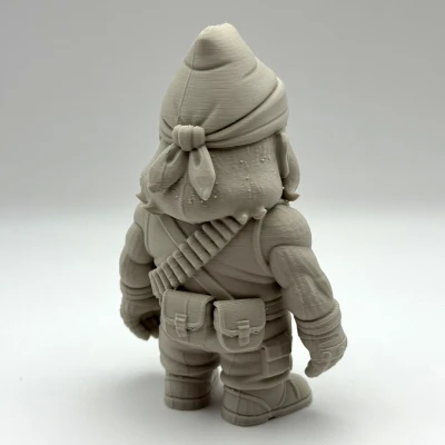 Tượng Người Lùn Vườn Rambo – Sẵn Sàng Chiến Đấu Cho Vườn Nhà!