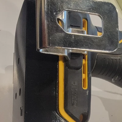 Giá Đỡ Dụng Cụ và Pin Dewalt 20V MAX