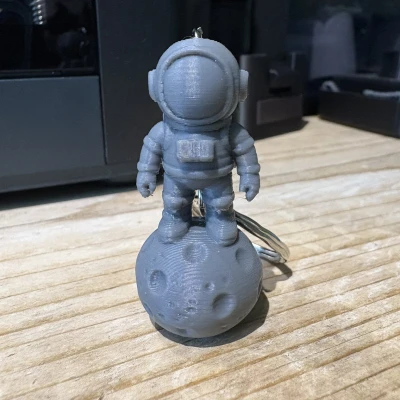Móc Khóa Spaceman Dễ Thương Trên Tảng Đá
