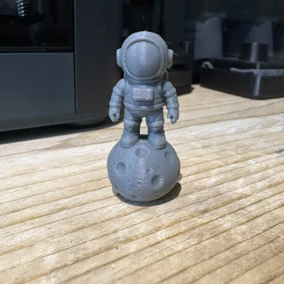 Móc Khóa Spaceman Dễ Thương Trên Tảng Đá