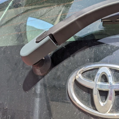 Cập nhật! Nắp chụp chốt cần gạt mưa sau kính chắn gió Toyota (Aygo)