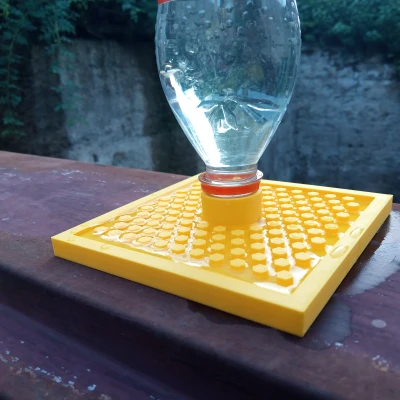 Đế Cấp Nước Cho Ong Với Bình Chứa