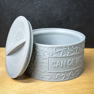 Hũ Đựng Giun Câu Cá (Can of Worms)