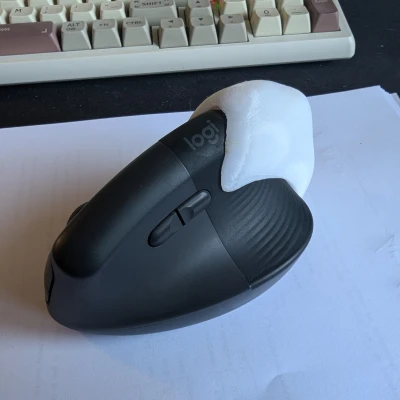 Ý tưởng: Chuột Logitech Lift có phụ kiện công thái học