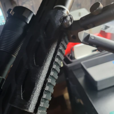 Phần tay cầm dưới và ray picatinny Umarex NOTOS liền một khối