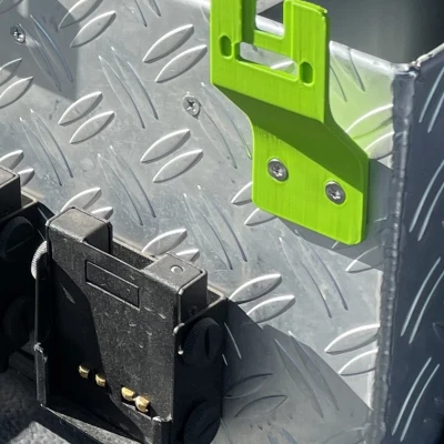 Giá đỡ micro radio ngoài / Halterung für Faustmikrofon