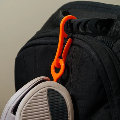 Giá đỡ dép gắn ba lô đi biển