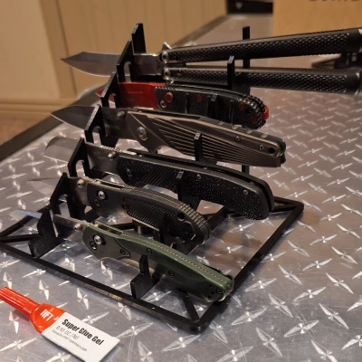 Kệ trưng bày dao bỏ túi 6 ngăn cho dao EDC kích thước thường ở vị trí mở