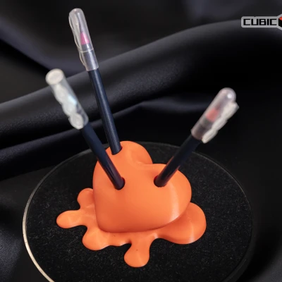 Stabbed Heart Penstand – Đế Cắm Bút Trái Tim Bị Đâm