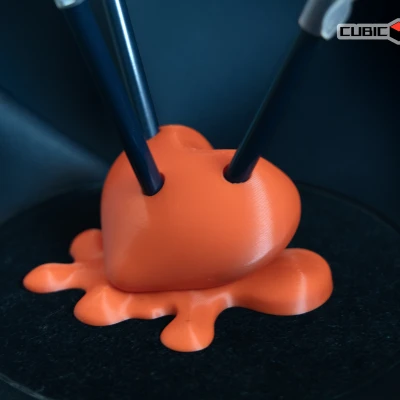 Stabbed Heart Penstand – Đế Cắm Bút Trái Tim Bị Đâm