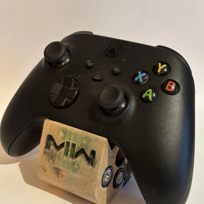 Kệ Đỡ Xbox Controller Kèm 5 Khe Pin AA (Battery Slots)